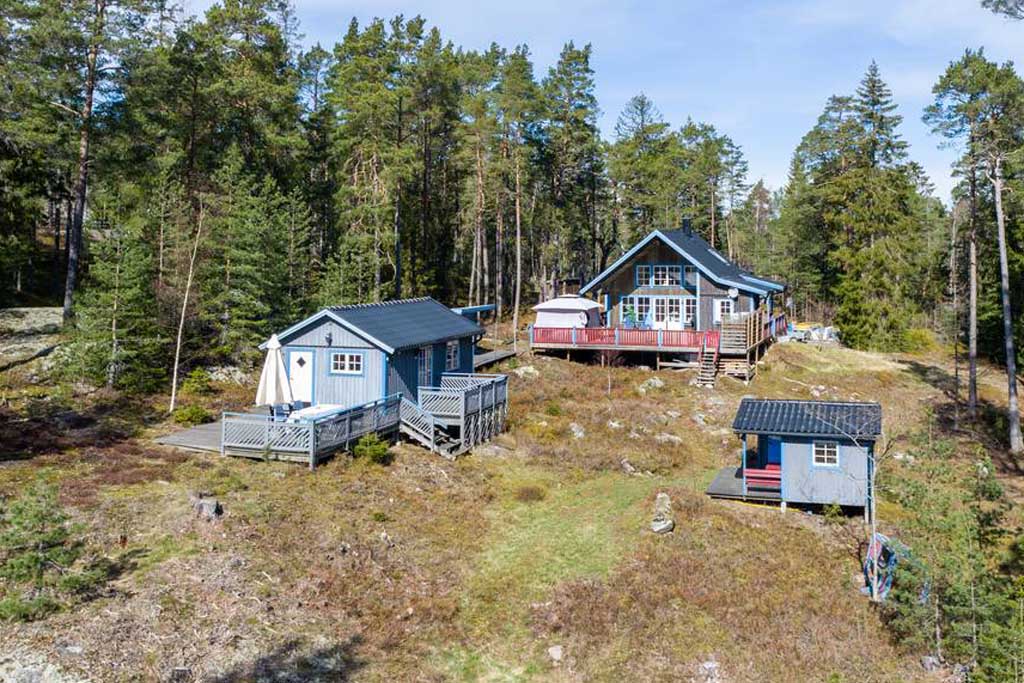maleri fasad renovering fonster kittning fritidshus horsfjarden haninge stockholms skargard.jpg